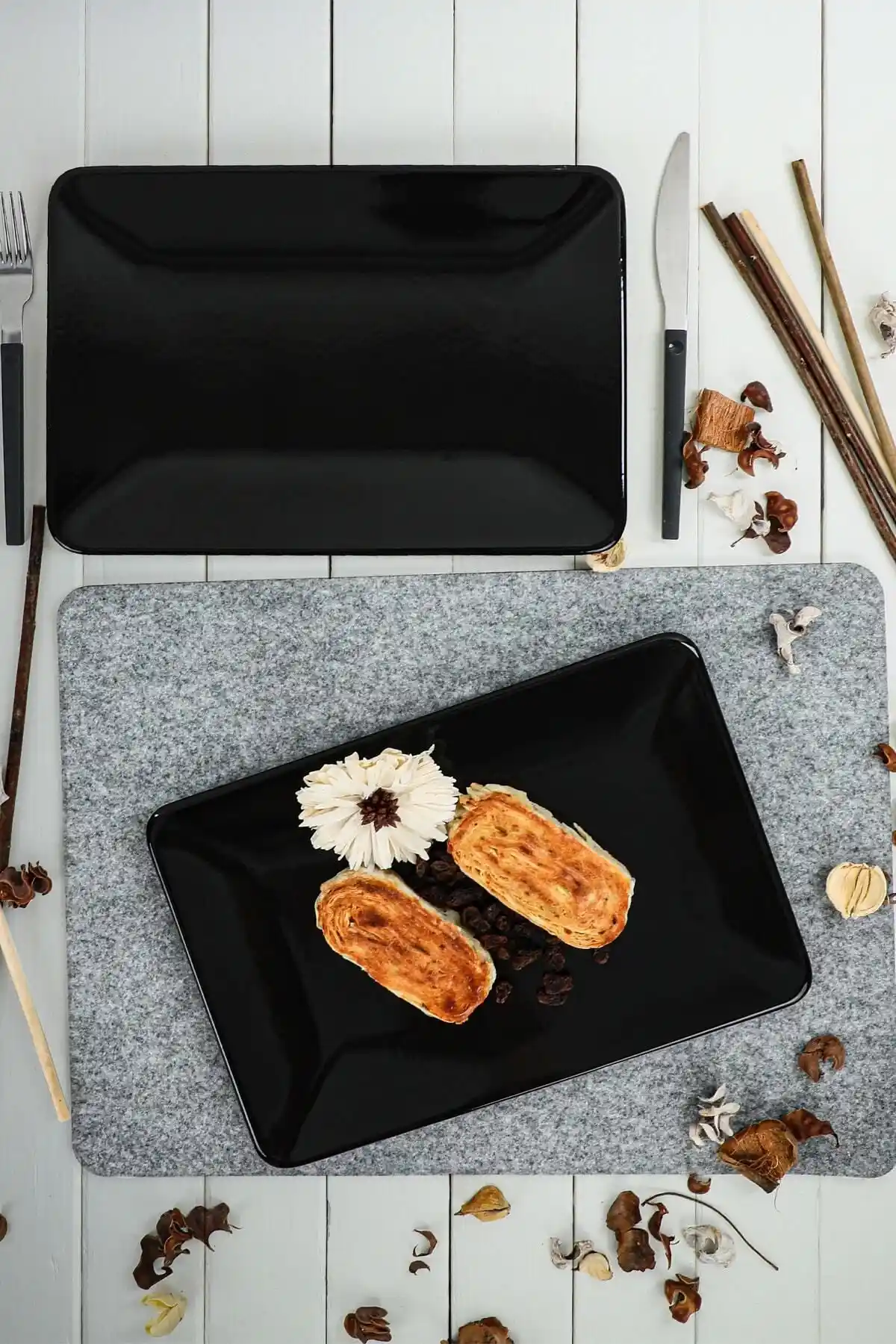 Siyah Kayık Tabaklar ile Dekorasyonda Zarafet ve Modern Şıklık Yaratın