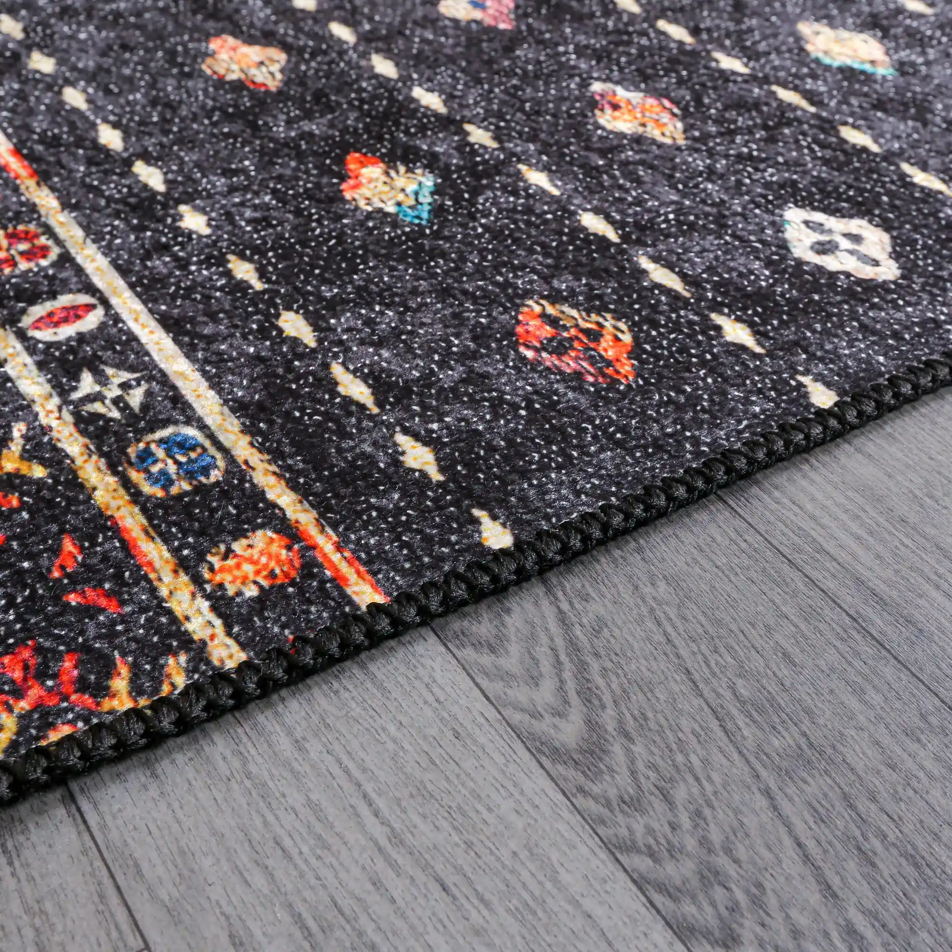 Siyah Kilim Dekorasyonda Modern ve Geleneksel Tarzları Bir Araya Getirir