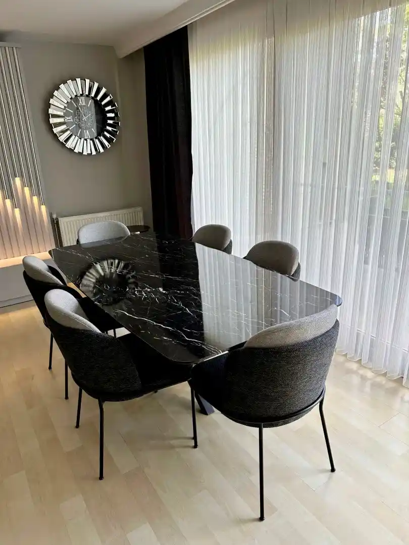 Siyah Mermer Masalar ile Dekorasyonda Şıklık ve Zarafeti Yakalamak