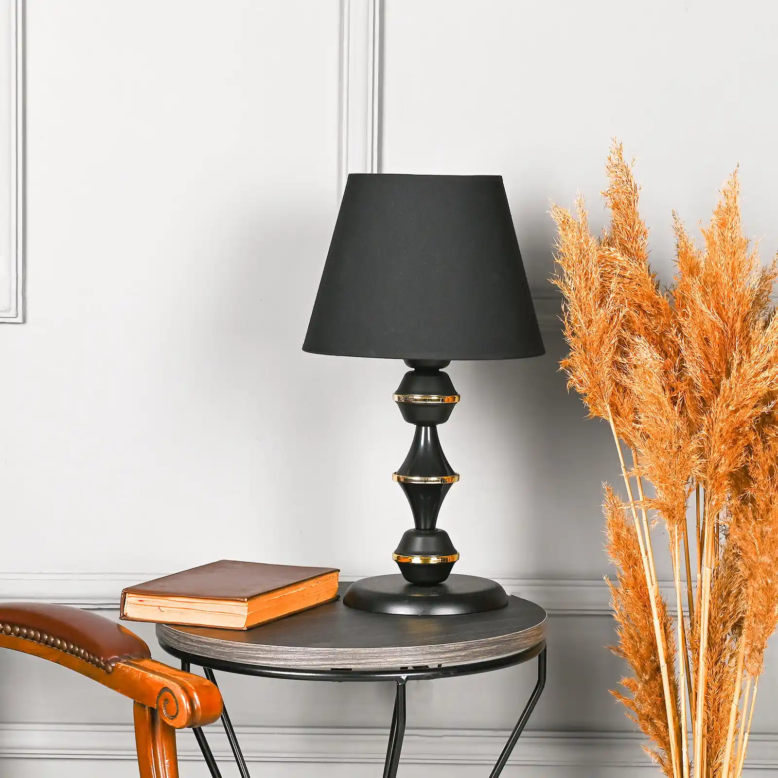 Siyah Metal Abajur ile Modern ve Şık Dekorasyon Çözümleri