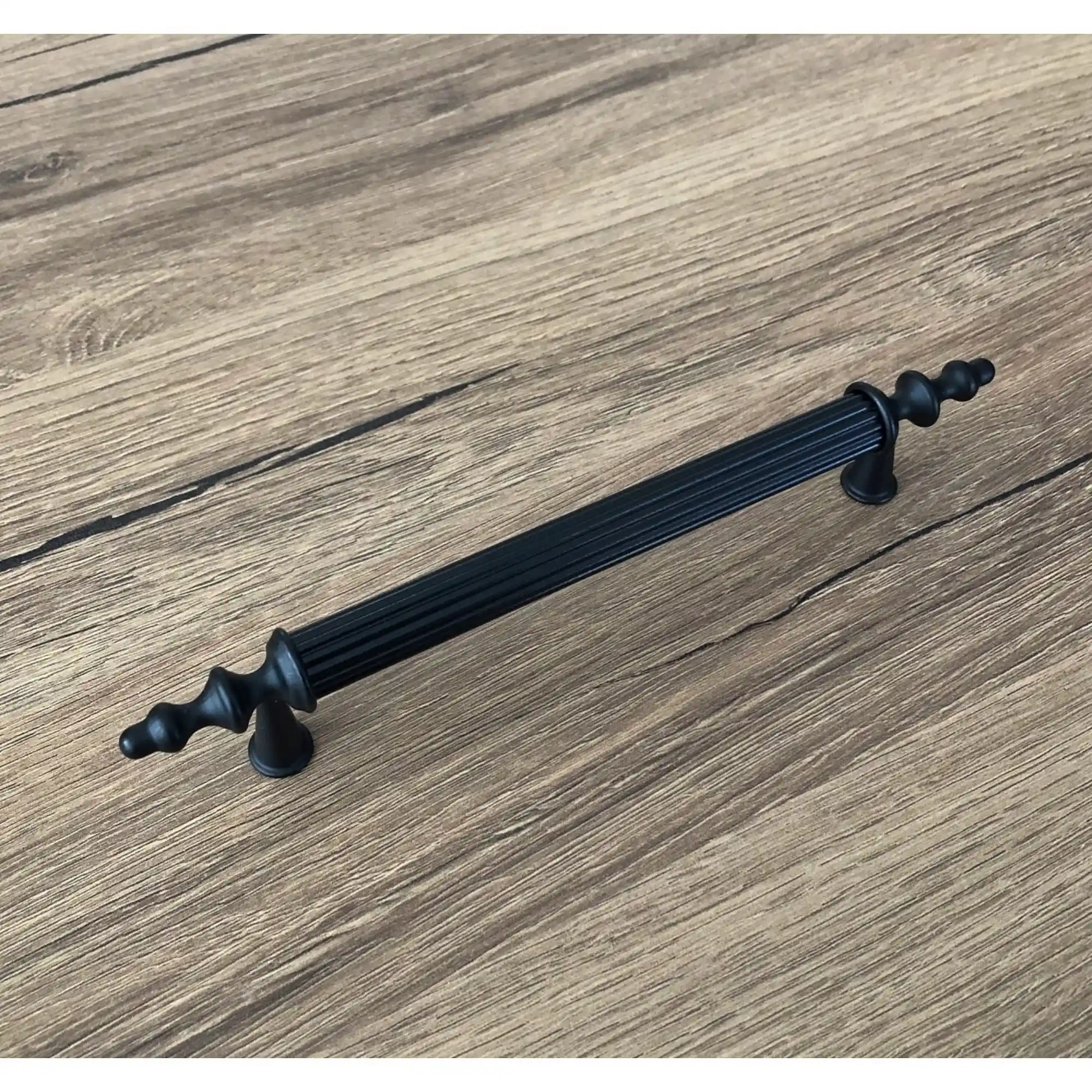 Siyah Mobilya Kulplarıyla Dekorasyonda Şıklık ve Modernlik Yaratma Rehberi