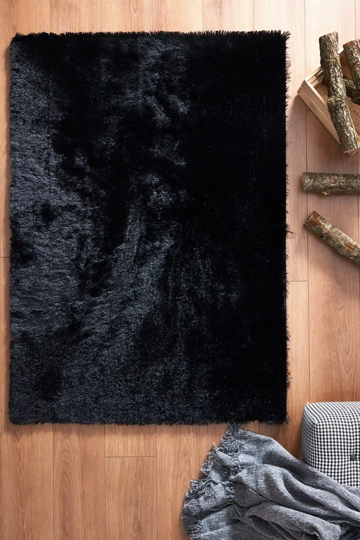 Siyah Peluş Halı ile Modern ve Şık Mekanlar Yaratmanın Yolları