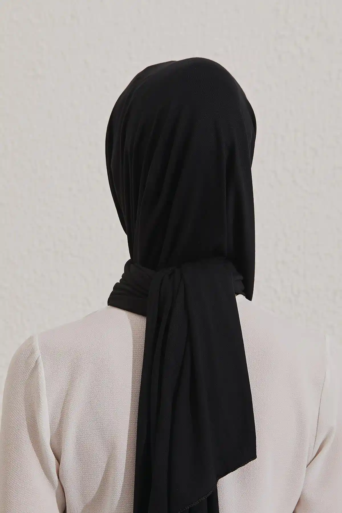 Siyah Penye Şal ile Dekorasyon ve Stil Uygulamaları Rehberi