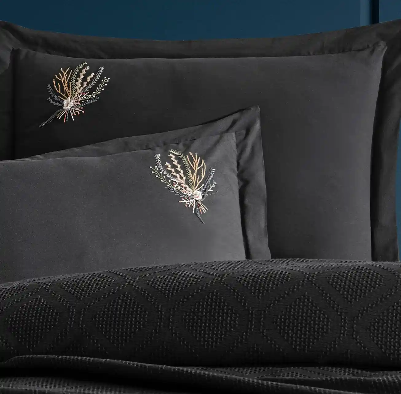 Siyah Pike Takımı ile Modern ve Şık Dekorasyon Fikirleri 2023