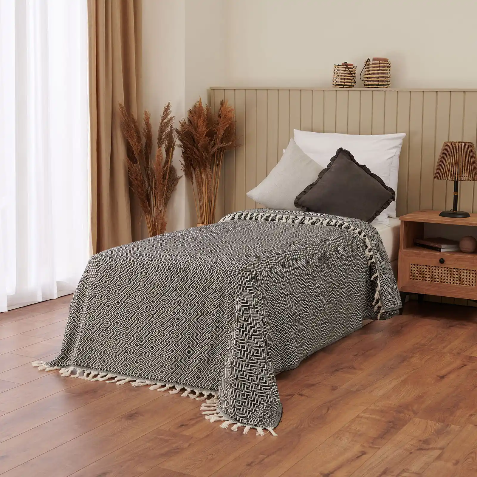 Siyah Pike Yatak Örtüsü ile Modern ve Şık Yatak Odası Dekorasyonu Rehberi