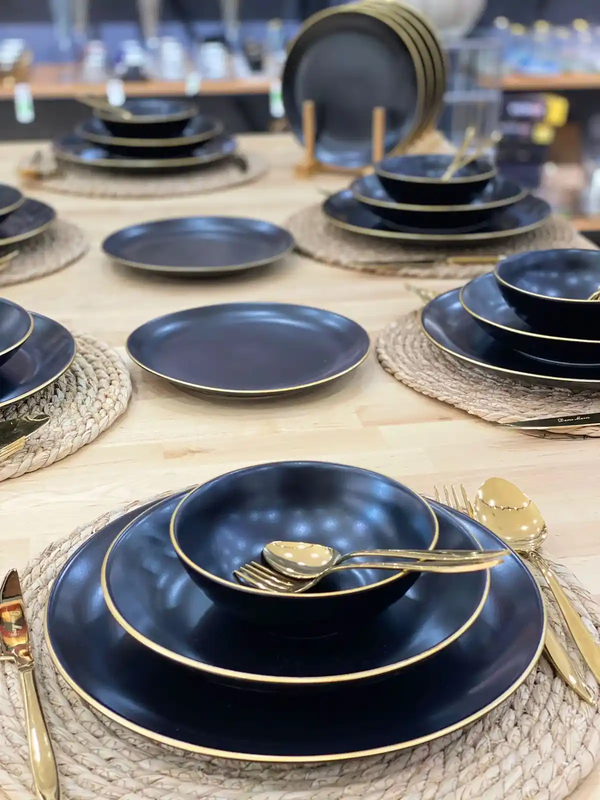 Siyah Porselen Yemek Takımıyla Modern ve Şık Masa Dekorasyonları Nasıl Yapılır