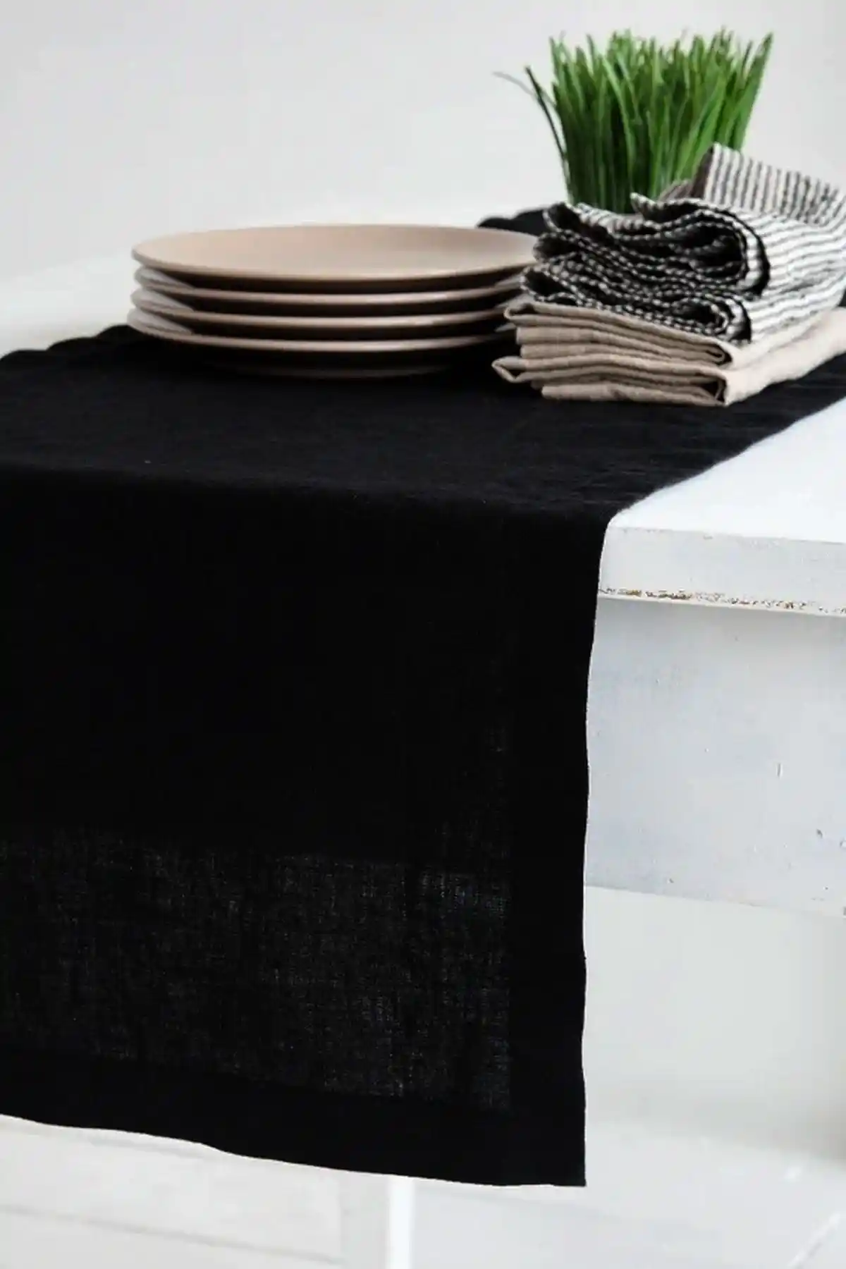 Siyah Runner ile Dekorasyonunuza Zarif ve Modern Bir Dokunuş Katın