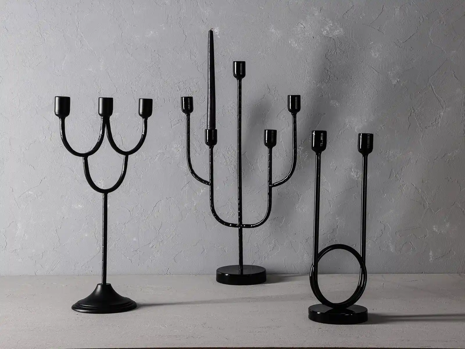 Siyah Şamdanlar Dekorasyonda Zarafet ve Sadelik İçin Modern ve Klasik Seçenekler