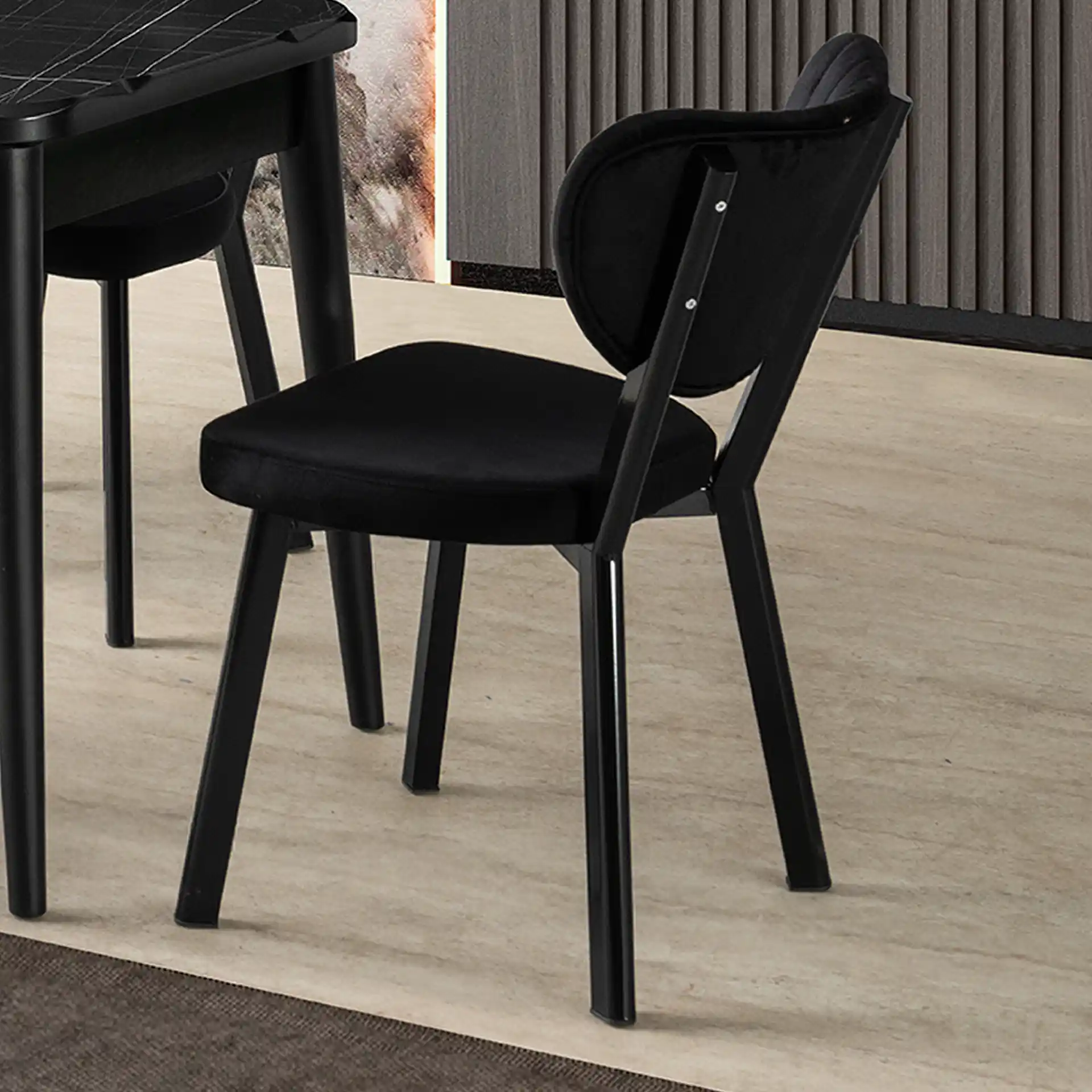 Siyah Sandalyeler ile Modern ve Şık Dekorasyon Fikirleri ve Tasarım Önerileri