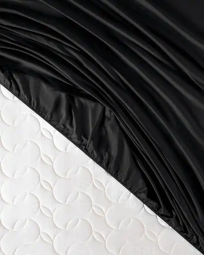 Siyah Saten Çarşaf ile Dekorasyonda Zarafet ve Gizem Yaratma Rehberi