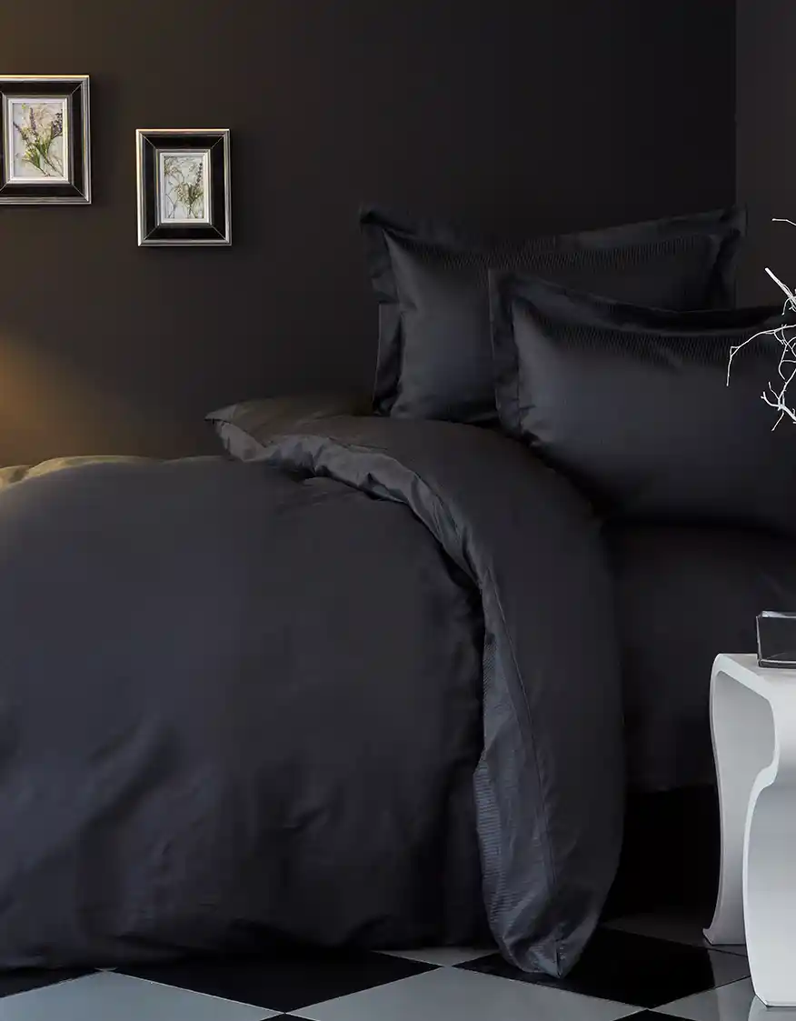 Siyah Saten Nevresim Takımı ile Modern ve Şık Yatak Odası Dekorasyonu