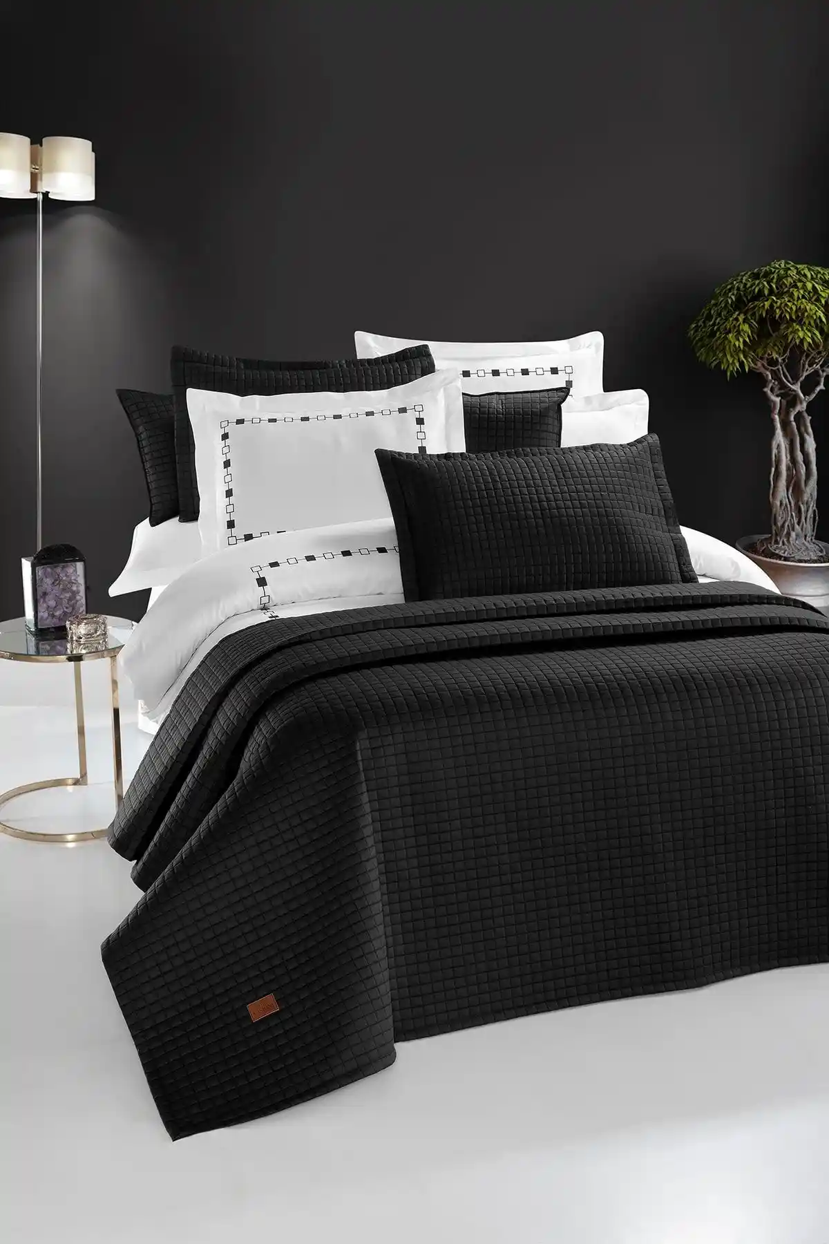 Siyah Saten Yatak Örtüsü ile Modern ve Şık Yatak Odası Dekorasyonu