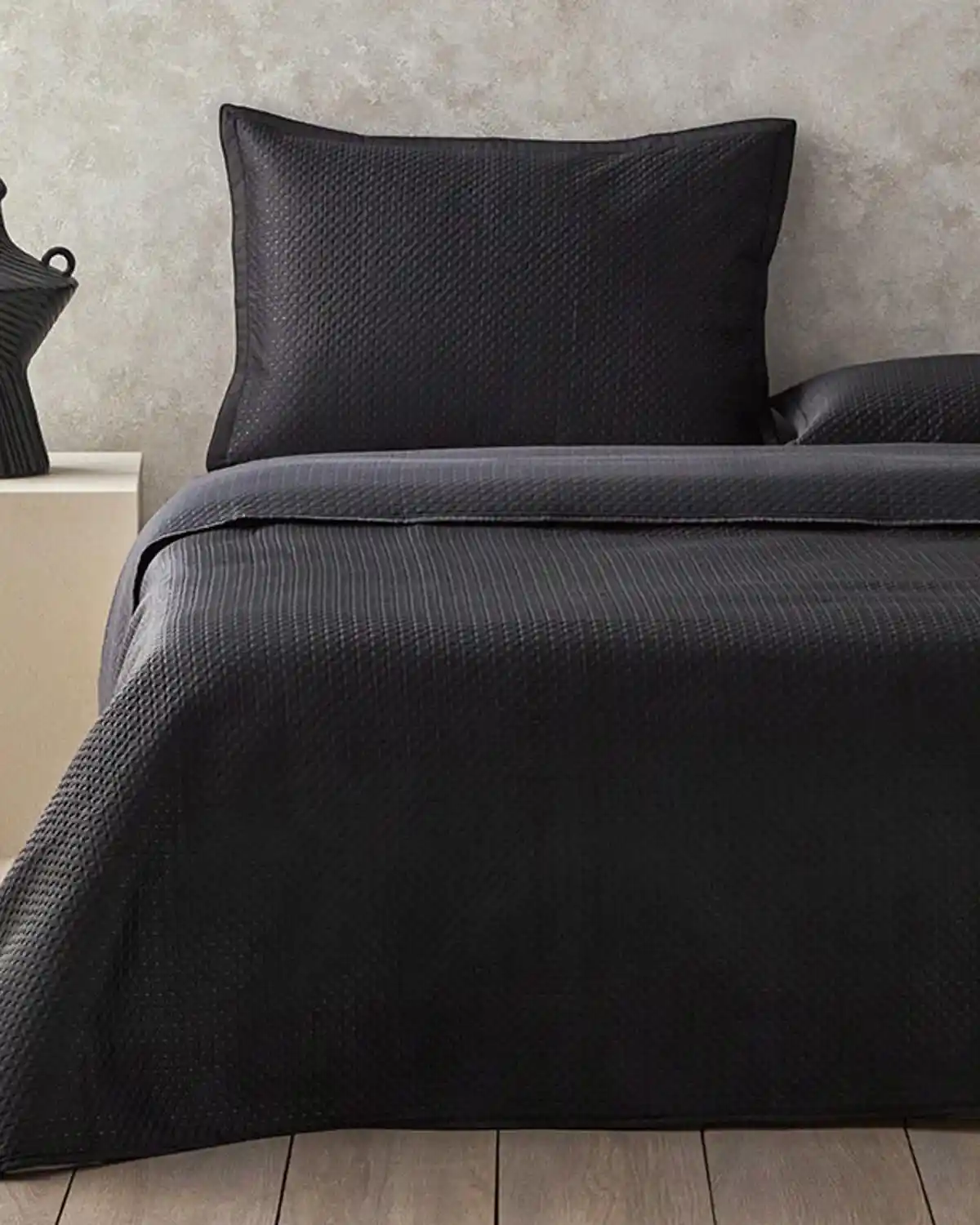 Siyah Saten Yatak Örtüsü ile Modern ve Zarif Yatak Odası Dekorasyonu İpuçları