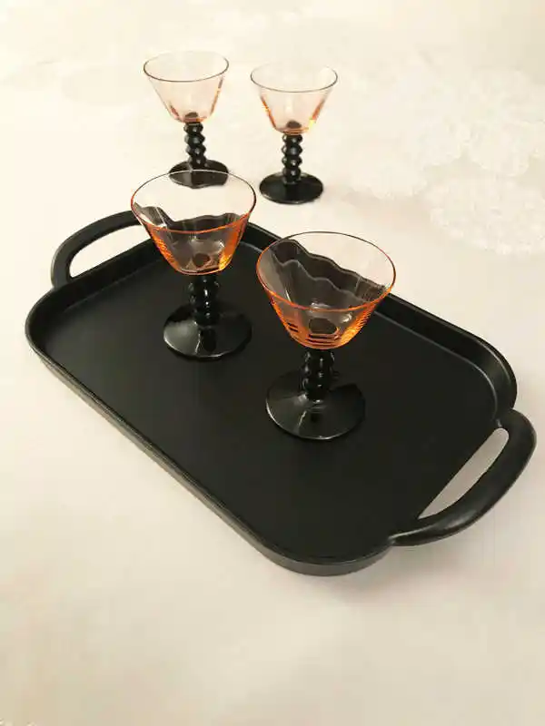 Siyah Sunum Tepsisi ile Dekorasyonda Şıklık ve Zarafet İçin İpuçları ve Kullanım Alanları