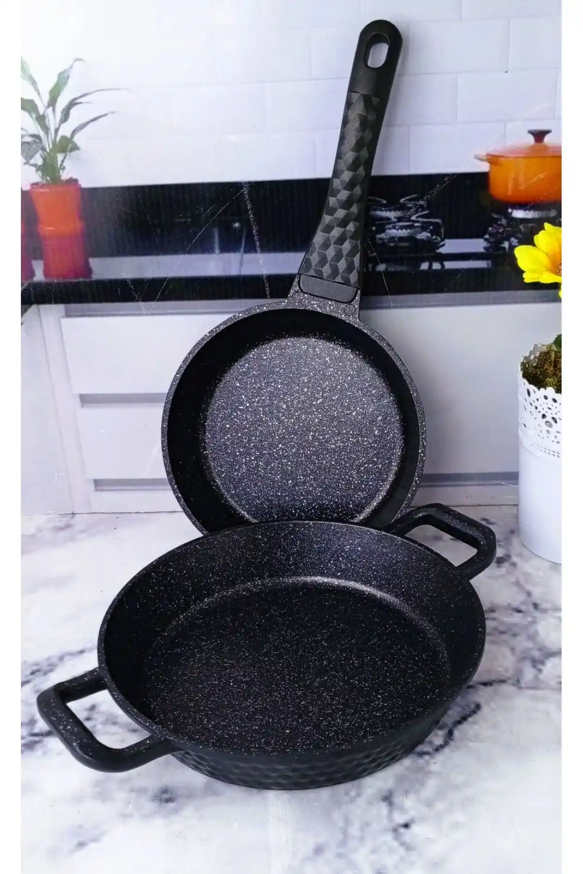 Siyah Tava Dekorasyonunda Modern ve Vintage Tarzlarda Şık Kullanım İpuçları