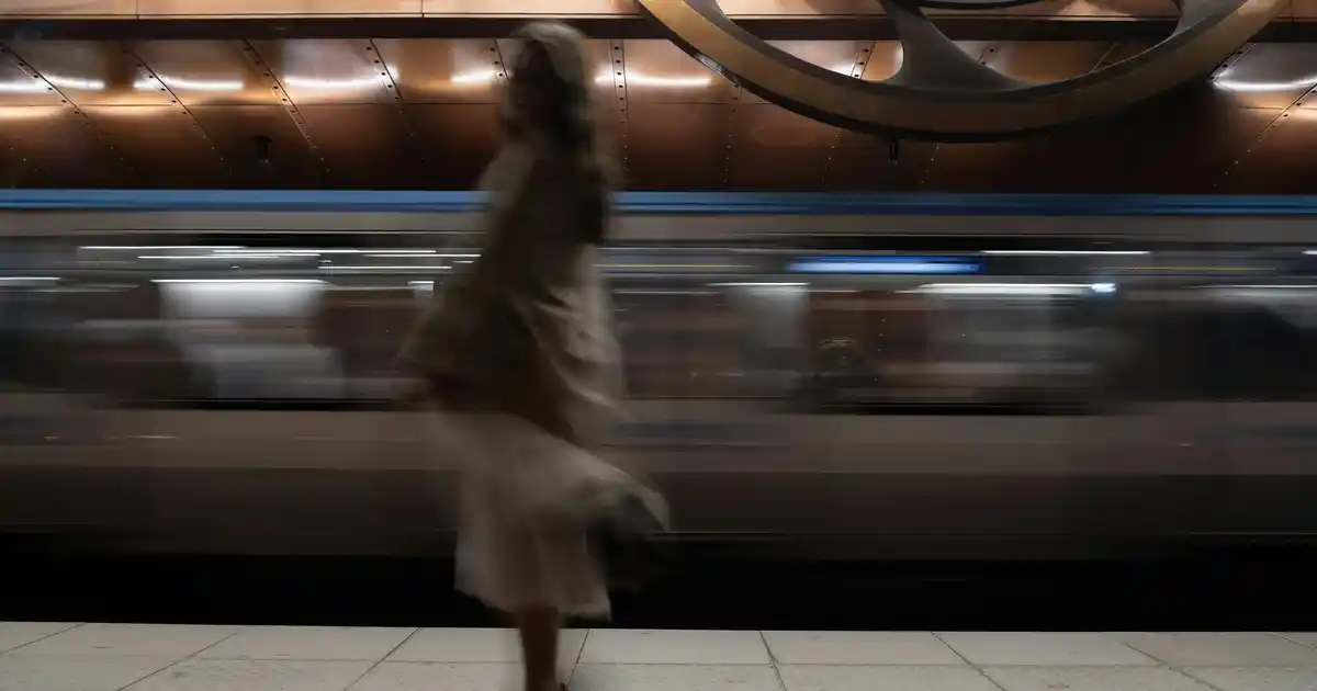 Siyah Tek Kişilik Yatak Örtüsü ile Modern ve Şık Yatak Odası Dekorasyonu