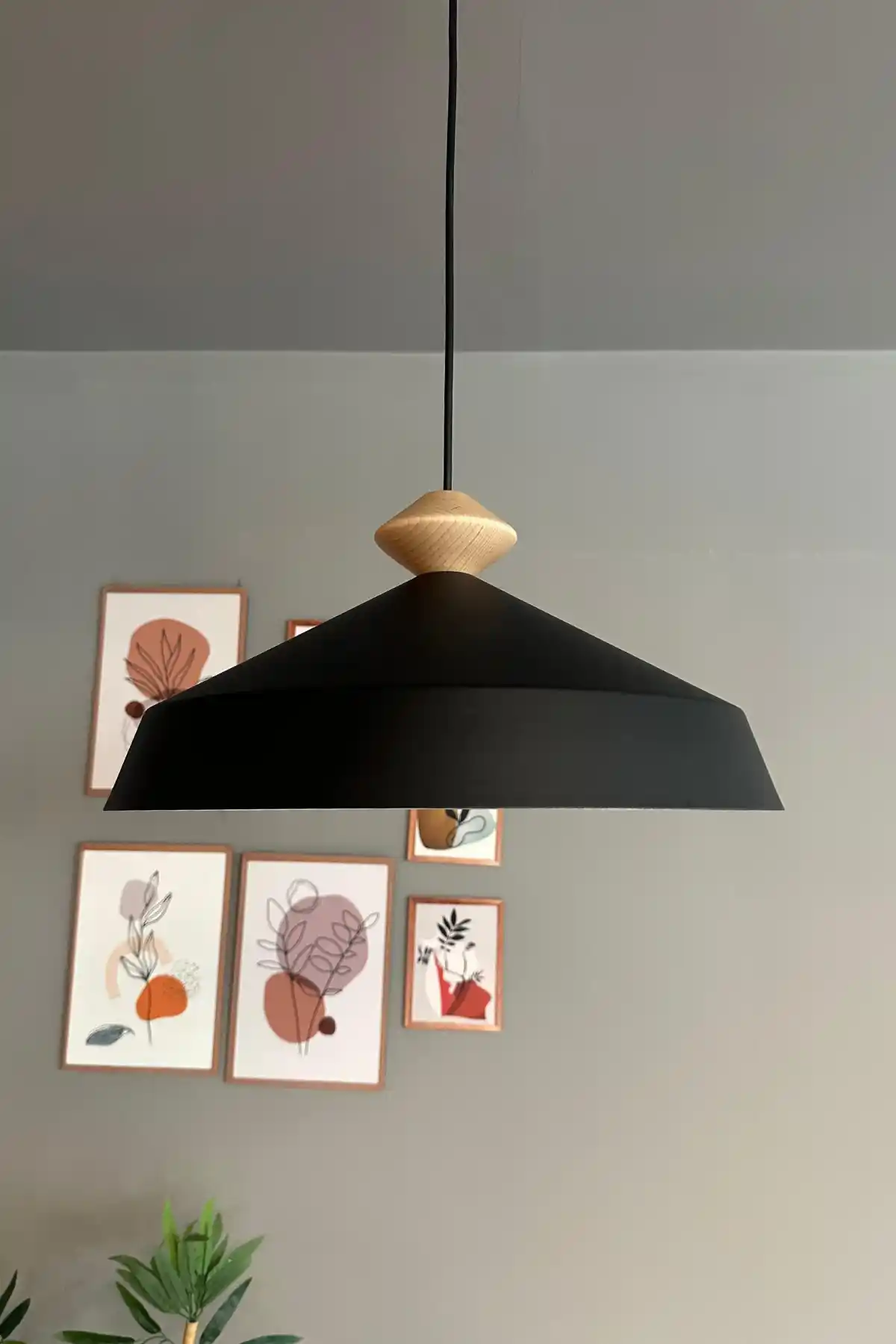 Siyah Tekli Avize ile Modern ve Şık Dekorasyon Çözümleri Sunar