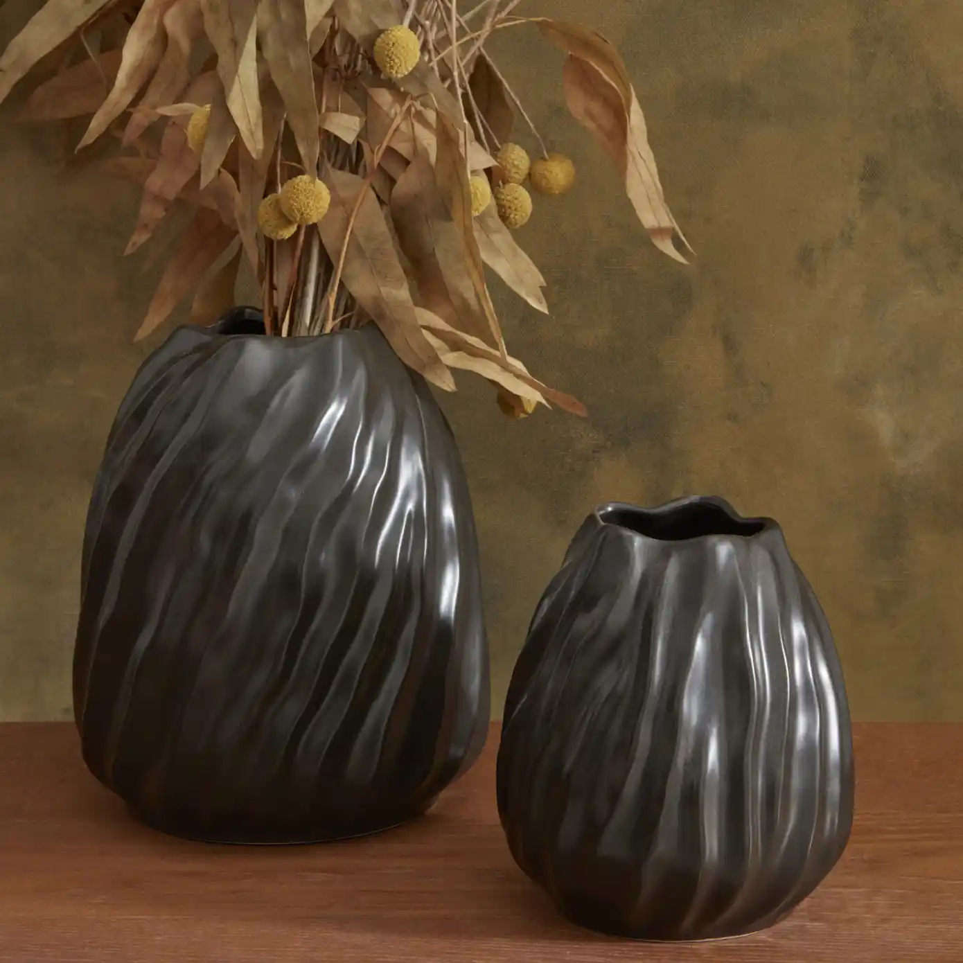 Siyah Vazo Dekorasyonunda Şıklık ve Zarafet İçin Modern ve Çok Yönlü Kullanım Önerileri