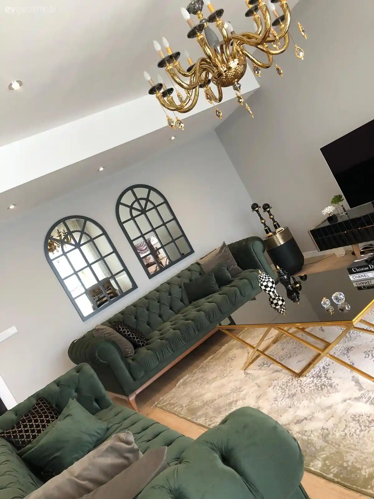 Siyah ve Altın Uyumu ile Modern ve Lüks Salon Dekorasyonu Rehberi