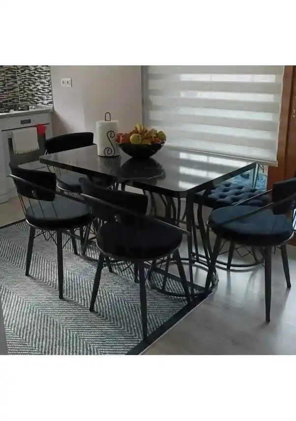 Siyah ve Gold Renklerin Şıklığıyla Modern ve Zarif Yemek Masası Dekorasyonu