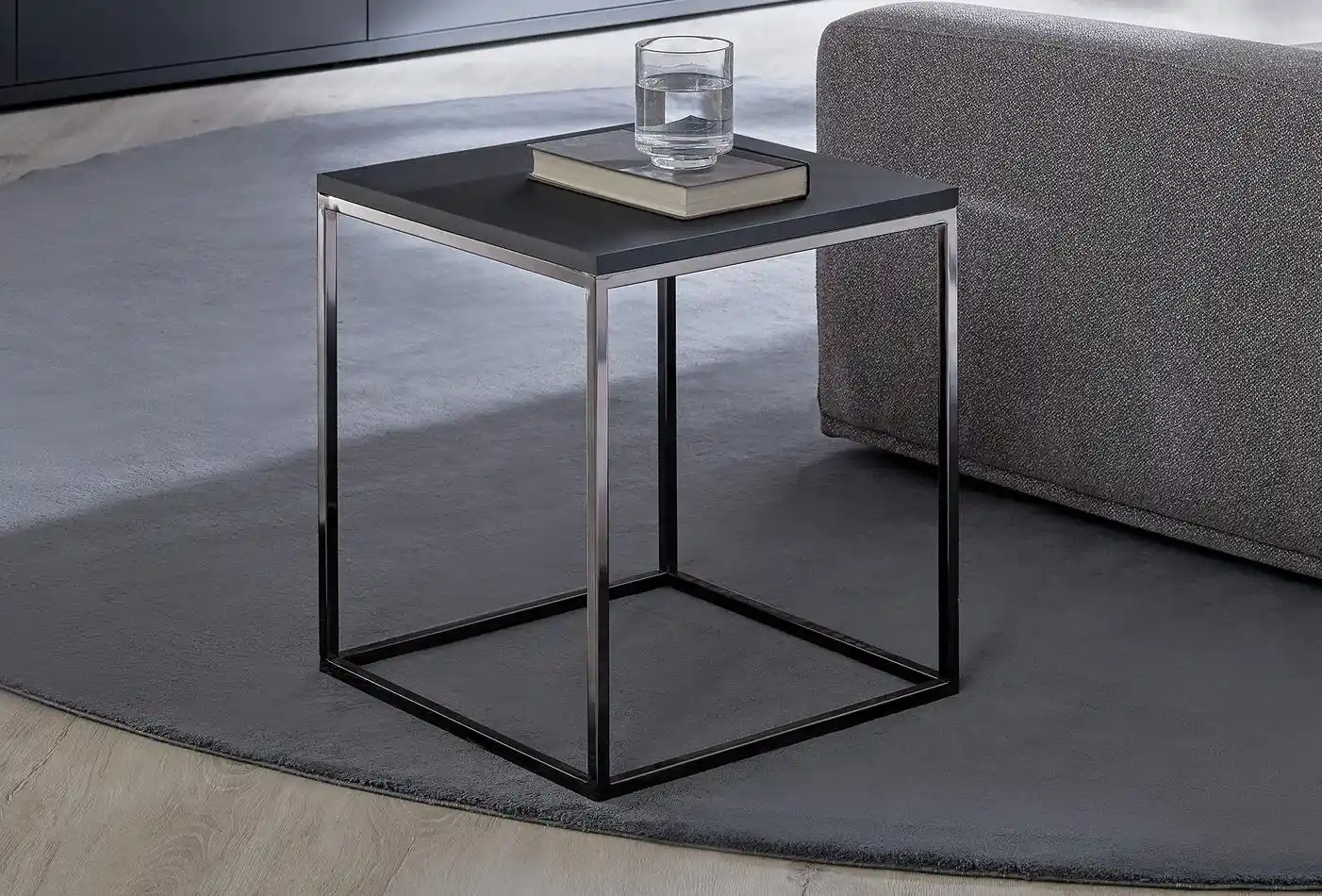 Siyah Yan Sehpa ile Dekorasyonda Zarafet ve Fonksiyonellik Sağlama