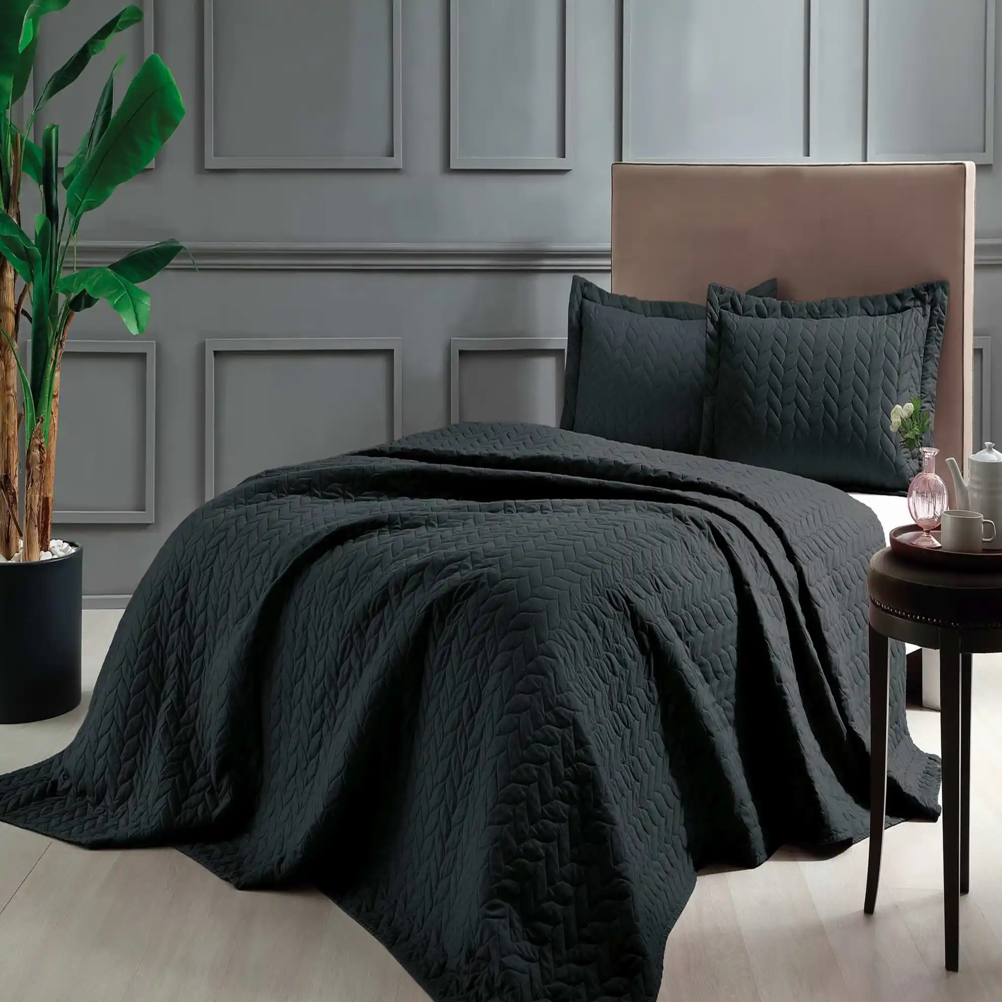 Siyah Yatak Örtüsü ile Modern ve Şık Yatak Odası Dekorasyon İpuçları