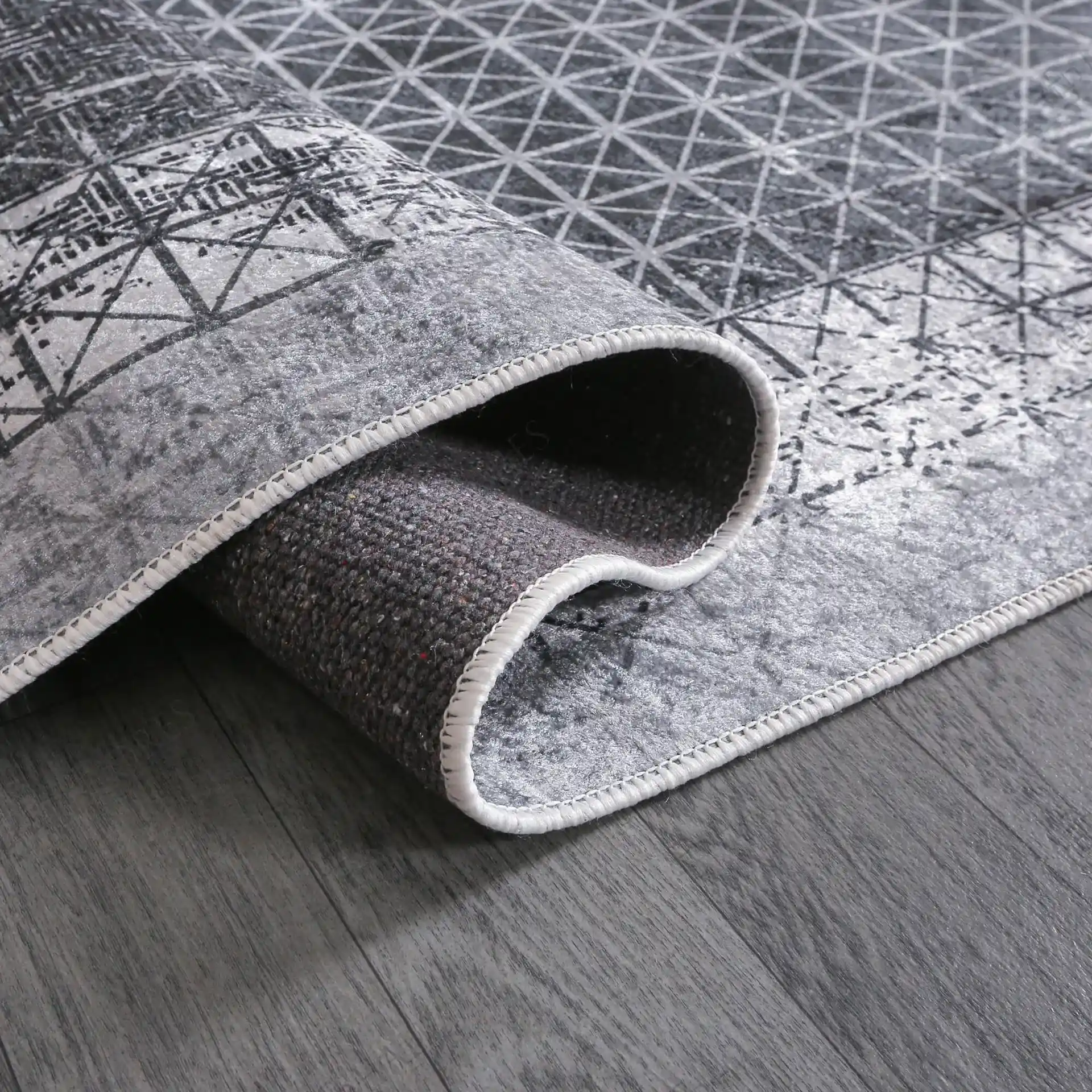 Siyah Yolluk Halılarla Dekorasyonunuza Modern ve Şık Dokunuşlar Yapın