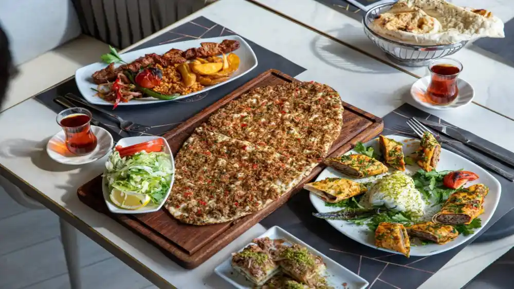 Sofra Dekorasyonu İpuçları ve Farklı Stil Seçenekleriyle Şık Masa Düzeni Oluşturma