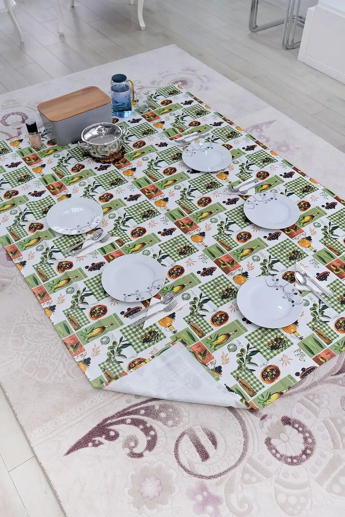 Su Geçirmez Sofra Bezi: Estetik ve Fonksiyonelliği Bir Arada Sunar