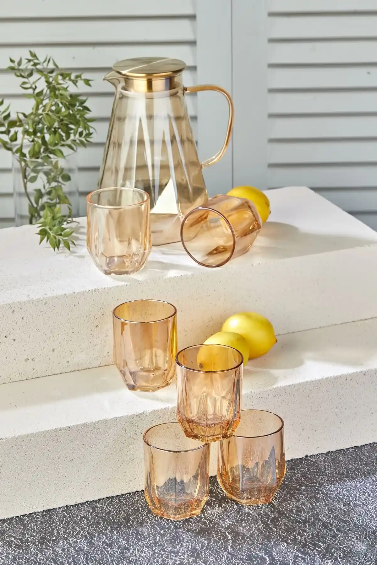 Sürahi Bardak Setleri ile Dekorasyonunuza Şıklık Katmanın Yolları ve Stil Seçenekleri