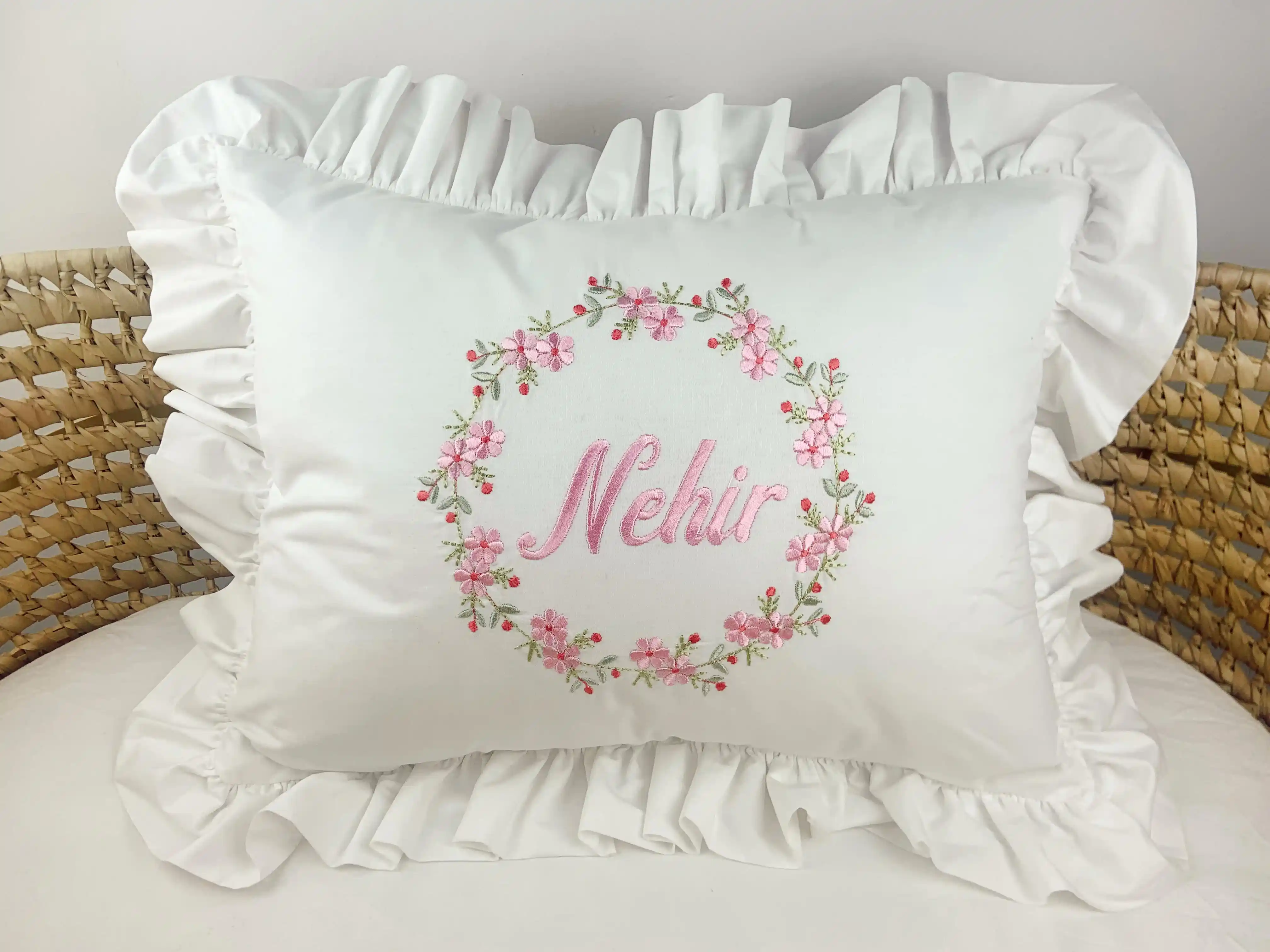 Süs Yastıklarla Dekorasyonunuza Şıklık Katmanın Yolları ve Trendler