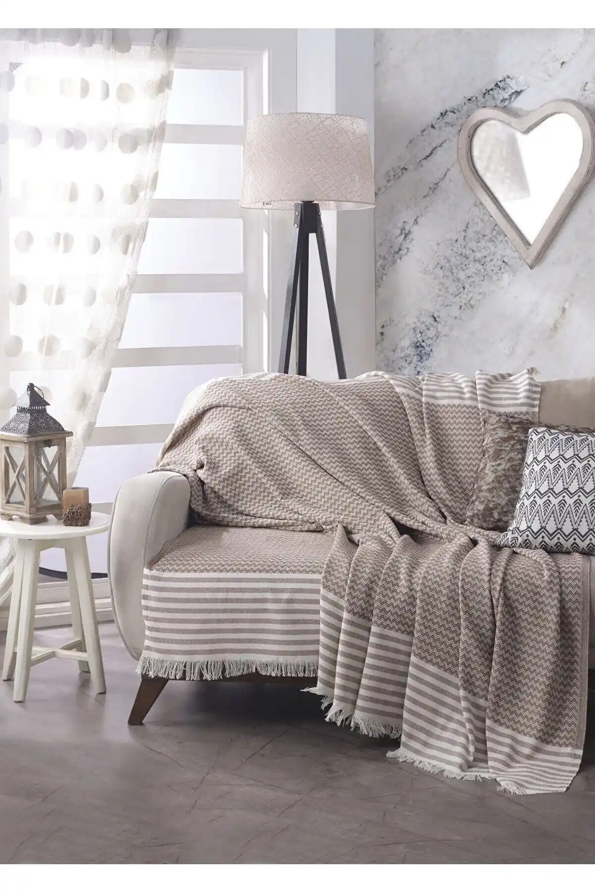 Sütlü Kahve Renkli Koltuk Örtüsü ile Şık ve Modern Oturma Alanları Yaratın