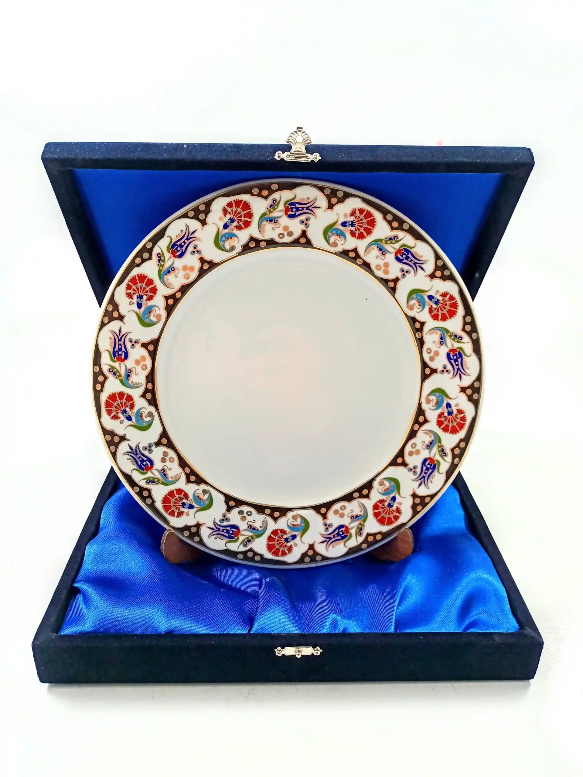 Tabak Porselen: Dekorasyonda Zarafet ve İşlevselliğin Buluştuğu Modern Yaklaşımlar