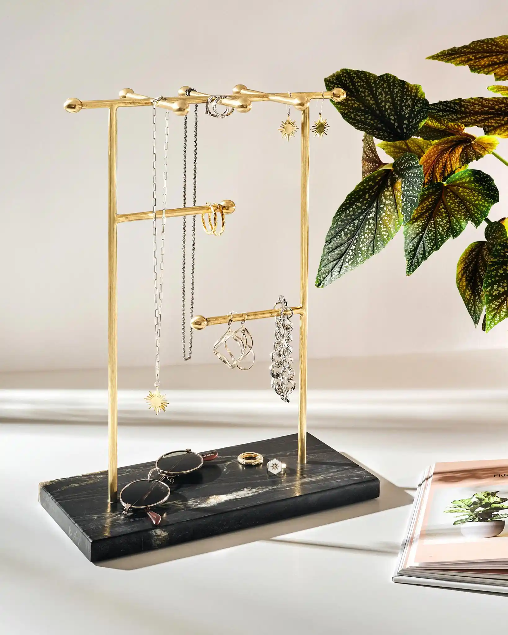 Takı Askılıkları ile Dekorasyonunuzu Zenginleştirin ve Düzenli Tutun