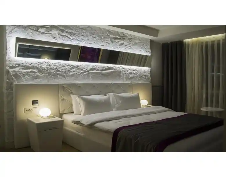 Tam Duvar Yatak Başlığı ile Modern ve Şık Yatak Odası Dekorasyonu Rehberi