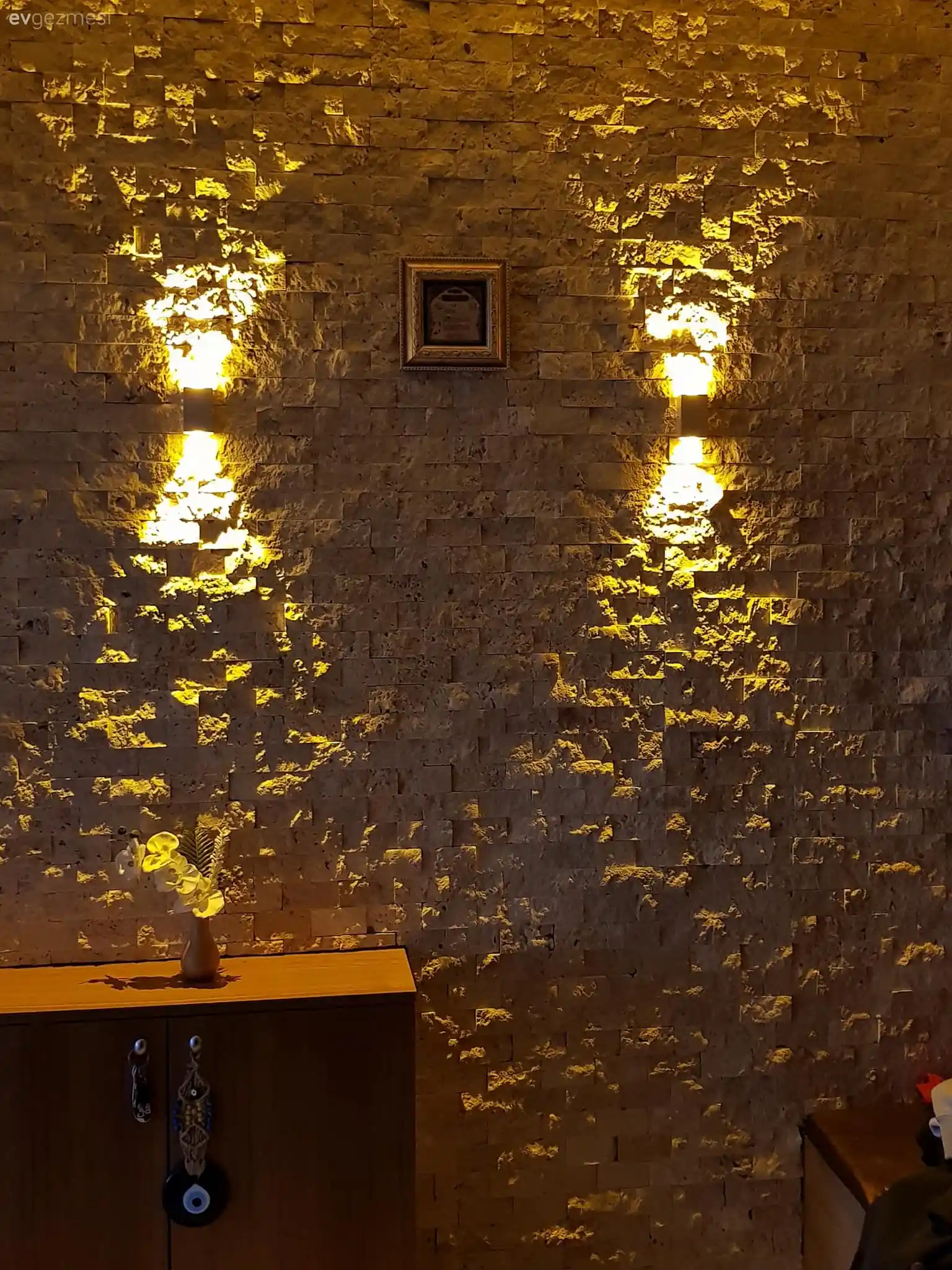 Taş Duvar Dekorasyonunda Aydınlatma Aplikleriyle Şık ve Modern Çözümler
