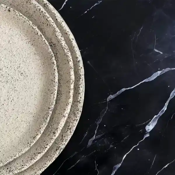 Taş Tabak Dekorasyonunda Modern ve Sıcak Dokunuşlar: Estetik ve Fonksiyonel Kullanım Önerileri