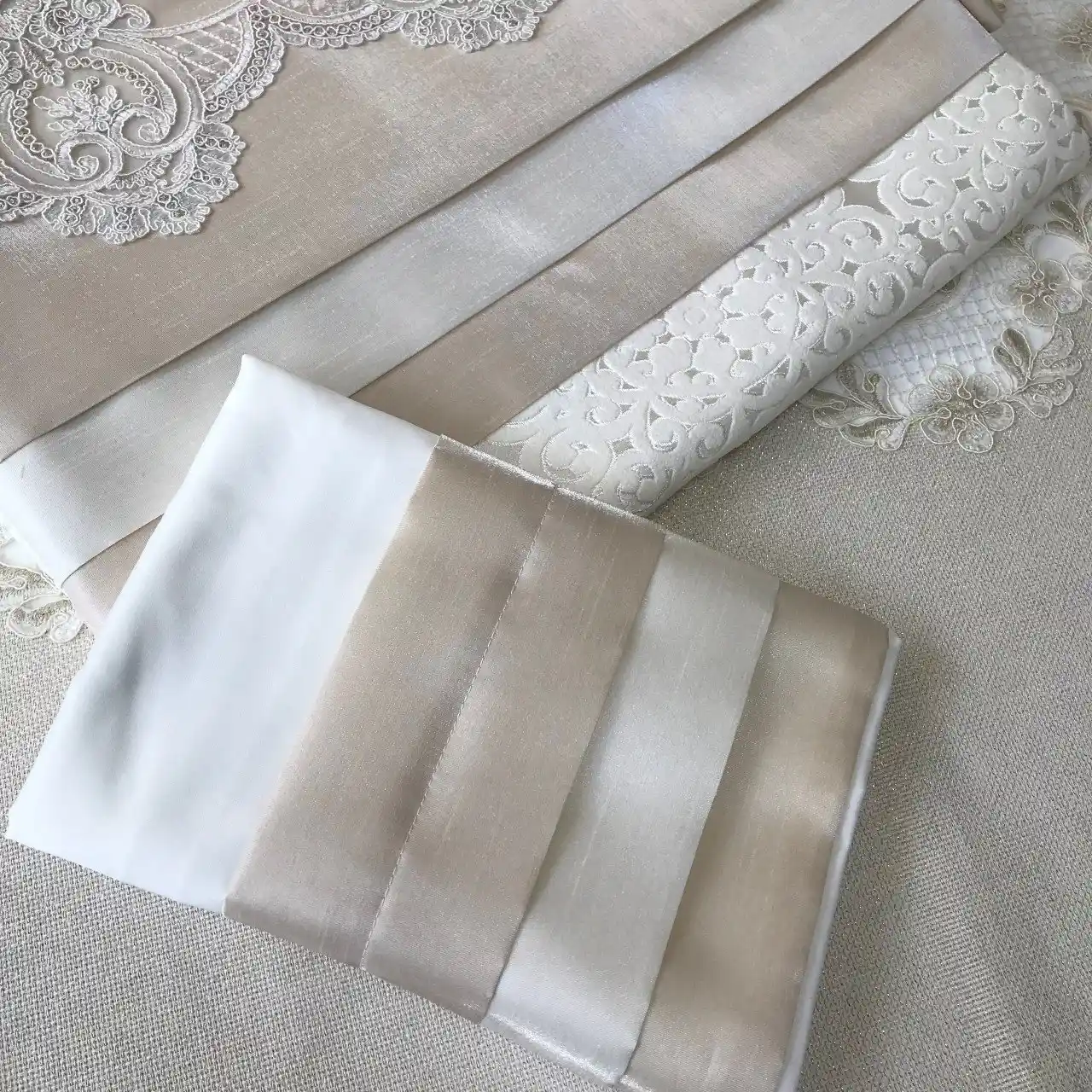 Tek Kişilik Dantelli Pike Takımı ile Yatak Odalarınıza Zarif ve Şık Bir Dokunuş