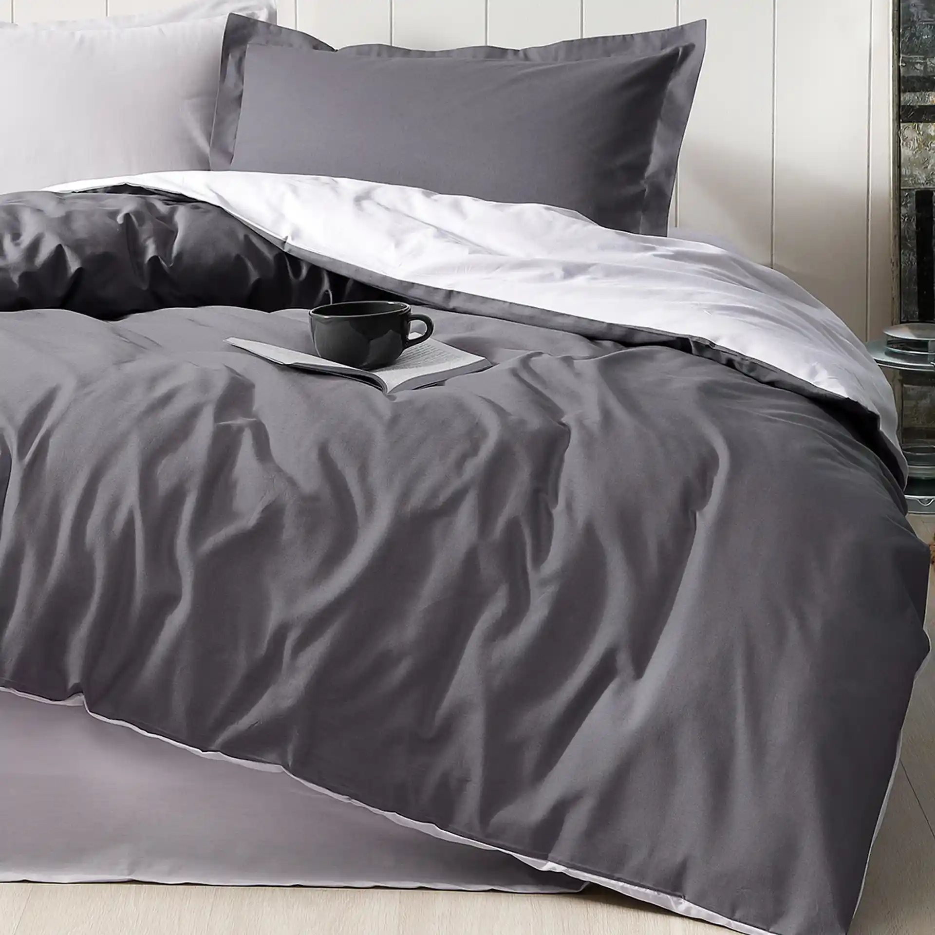 Tek Kişilik Gri Nevresim Takımıyla Modern ve Şık Yatak Odası Dekorasyonu