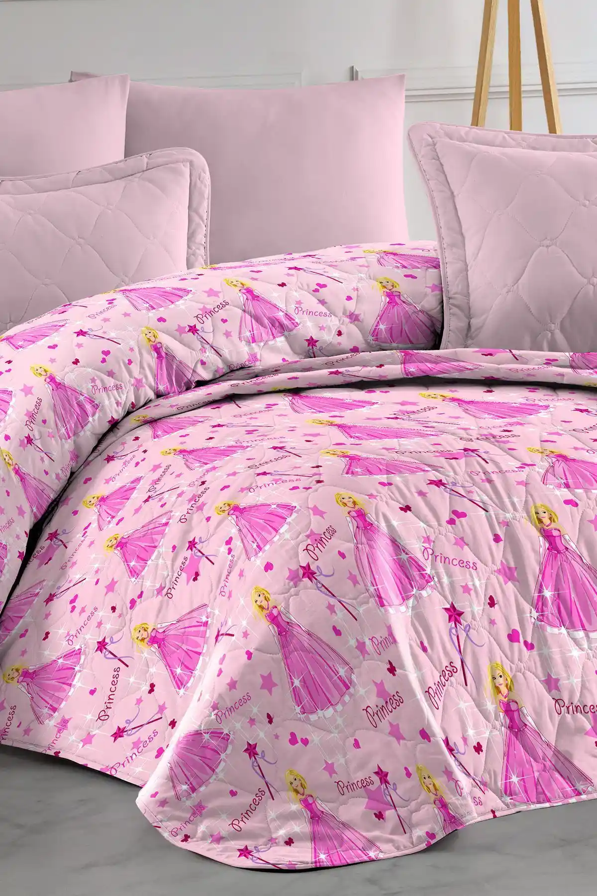 Tek Kişilik Prenses Yatak Örtüsü Dekorasyonda Zarafet ve Konforun Buluşması