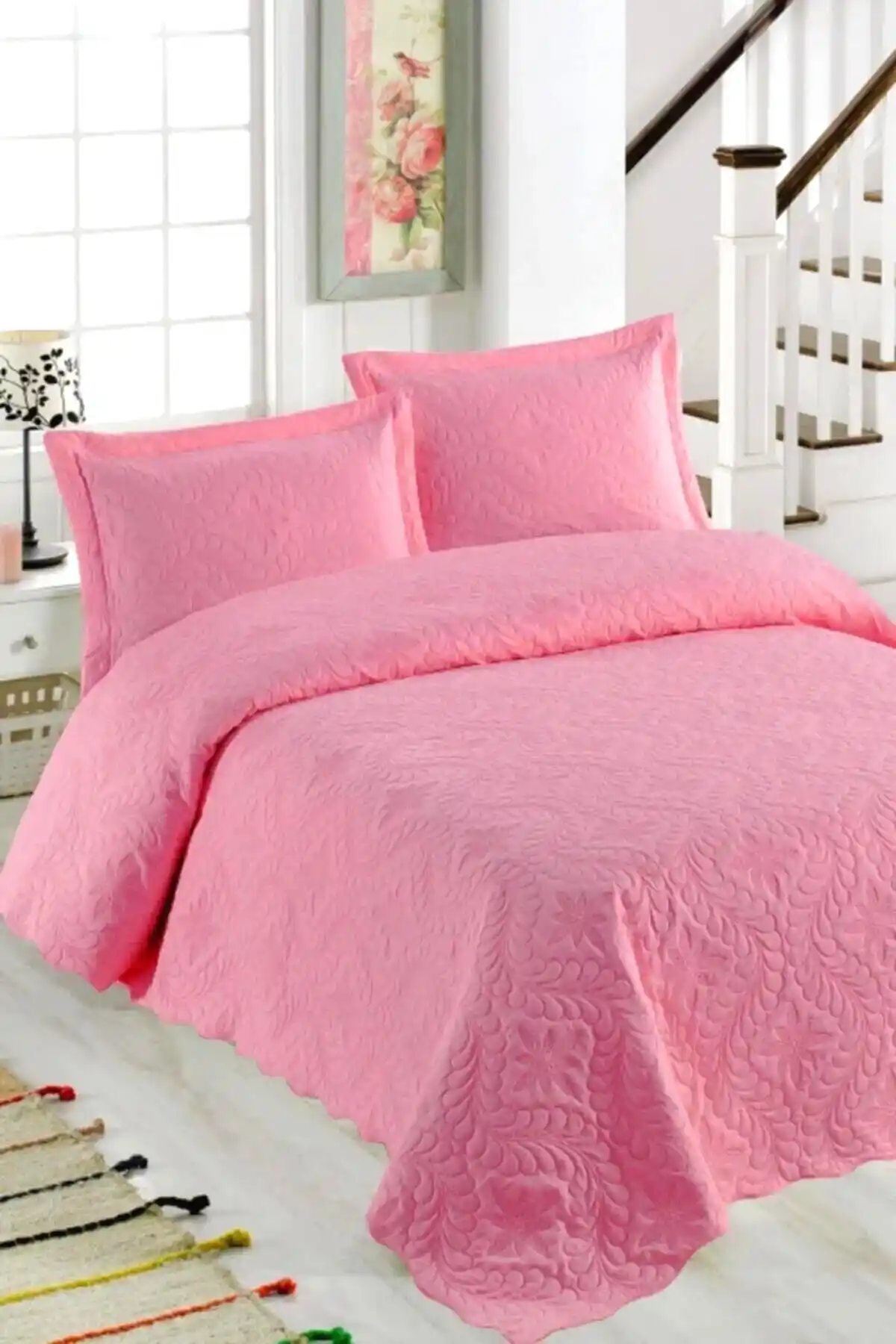 Tek Renk Yatak Örtüsü ile Modern ve Şık Yatak Odası Dekorasyonu Rehberi