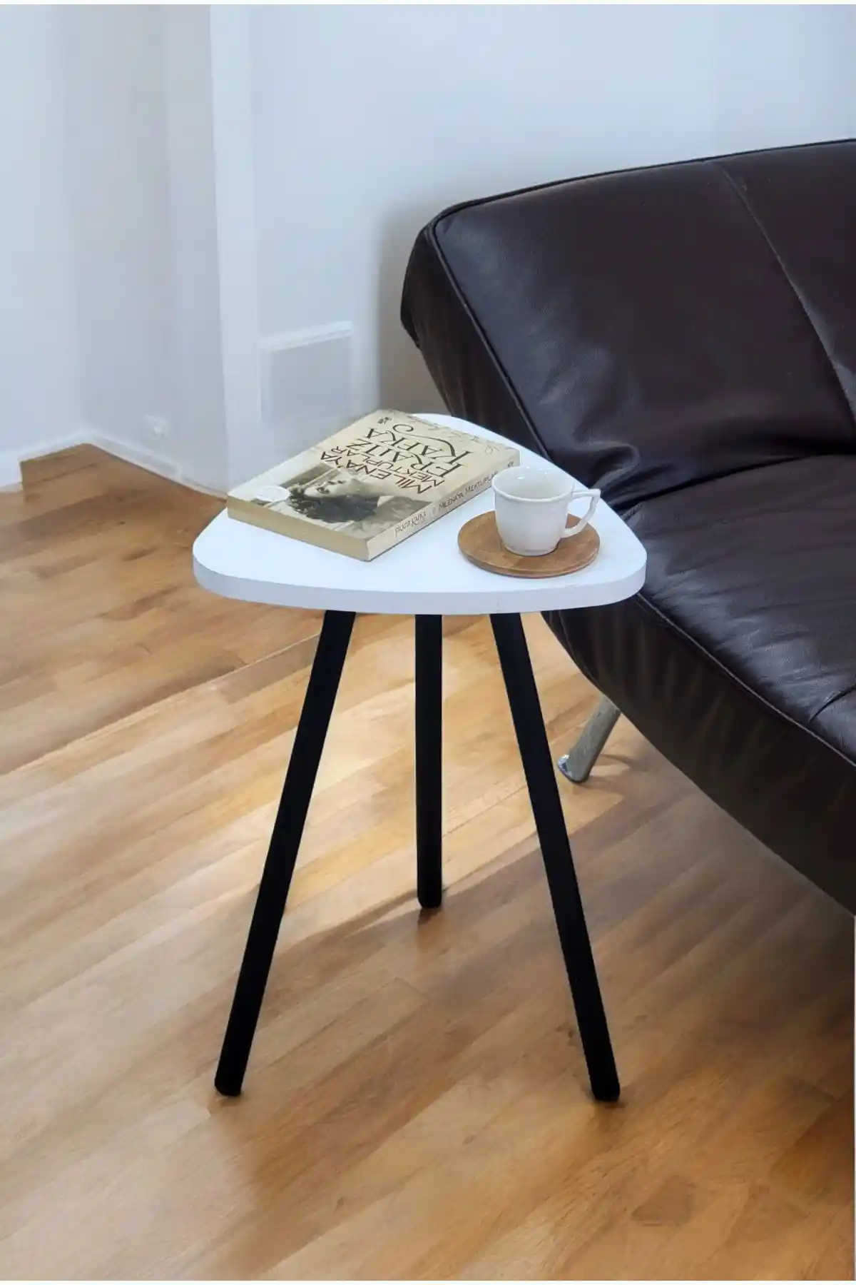 Tekli Yüksek Sehpa ile Modern ve Fonksiyonel Dekorasyon Çözümleri