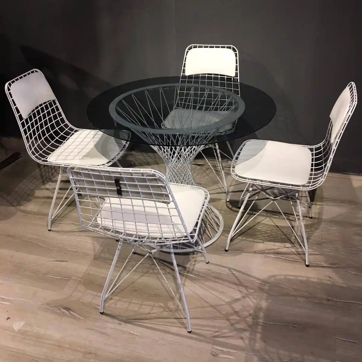 Tel Masa Dekorasyonunda Şıklık ve Fonksiyonelliğin Modern Bir Buluşması