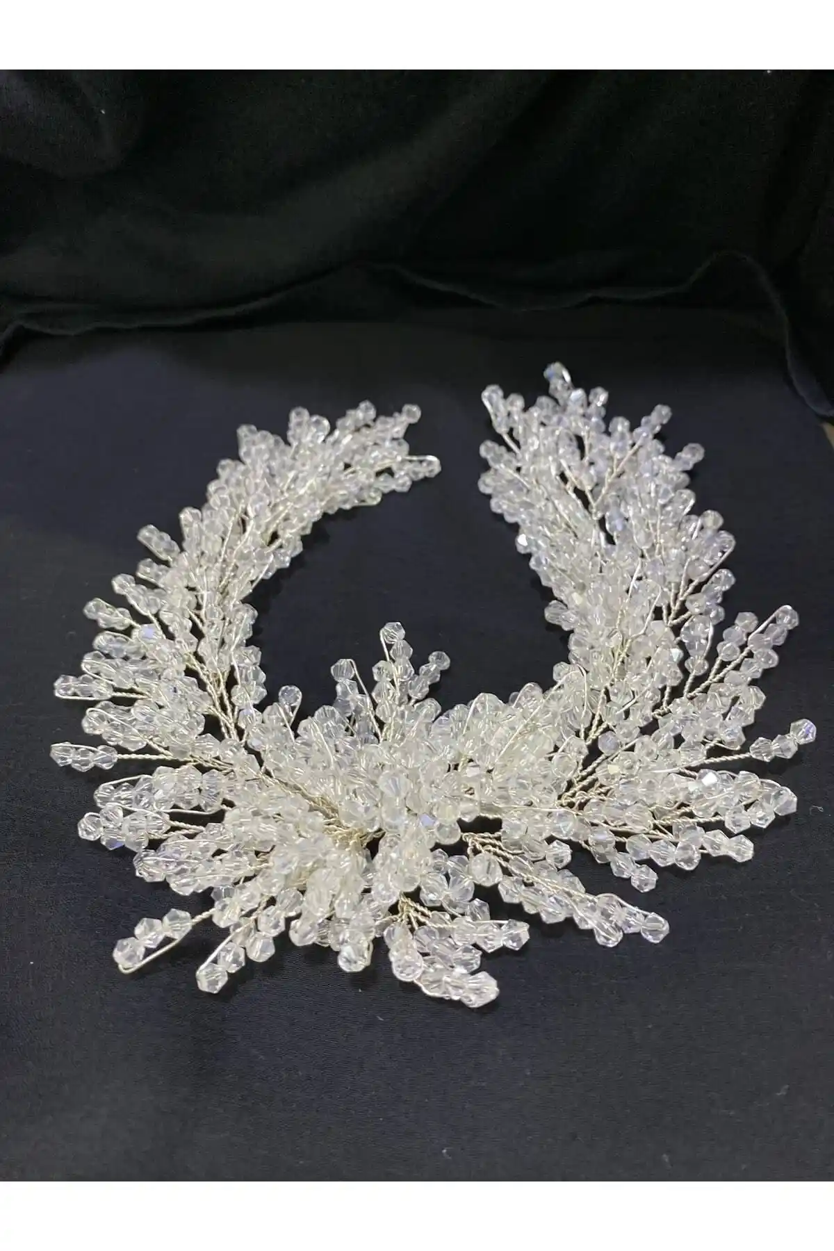 Tesettür Nişan Tacı ve Dekorasyon Uyumu: Şıklık ve Zarafetin En İyi Yansıması