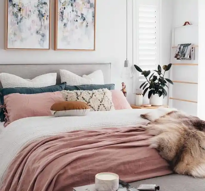 Toz Pembe Yatak Odası Dekorasyonu: Şıklık ve Huzurun Buluştuğu Mekan Tasarımı