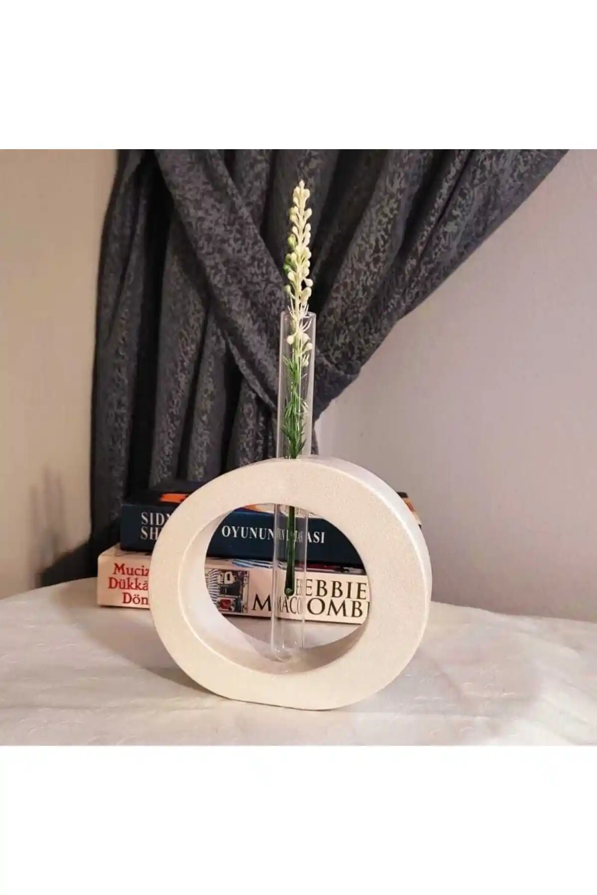 Tüp Vazoların Dekorasyonda Kullanımı ve Modern İç Mekanlara Katkıları