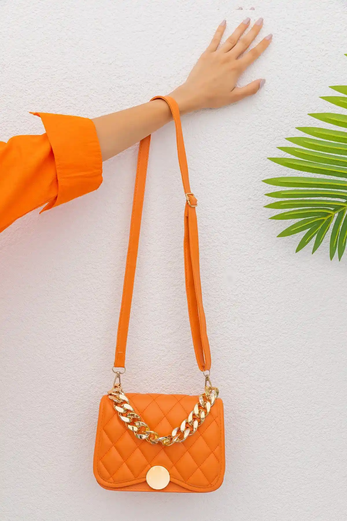 Turuncu Canta ve Dekorasyonda Renkli Sıcaklık Yaratma Yöntemleri