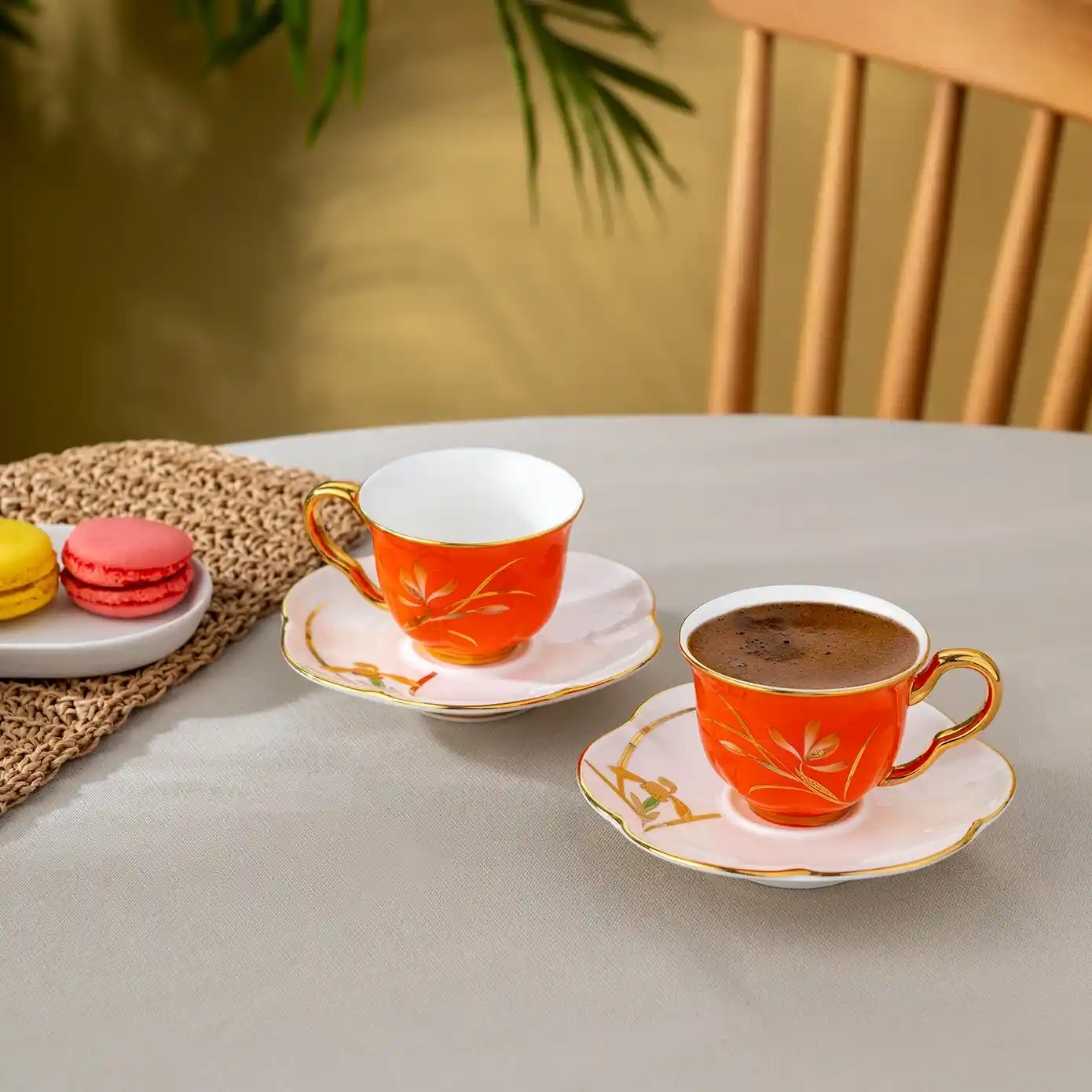 Turuncu Fincanlar ile Dekorasyonunuza Enerji ve Şıklık Katın