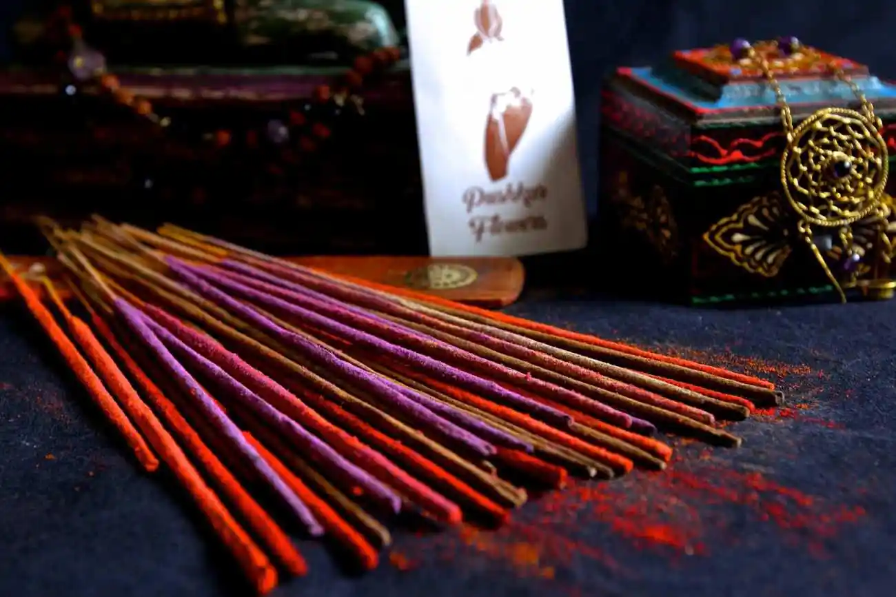 Tütsü Dekorasyonda Sıcaklık ve Atmosfer Yaratmanın Gücü ve Dekoratif Kullanım İpuçları