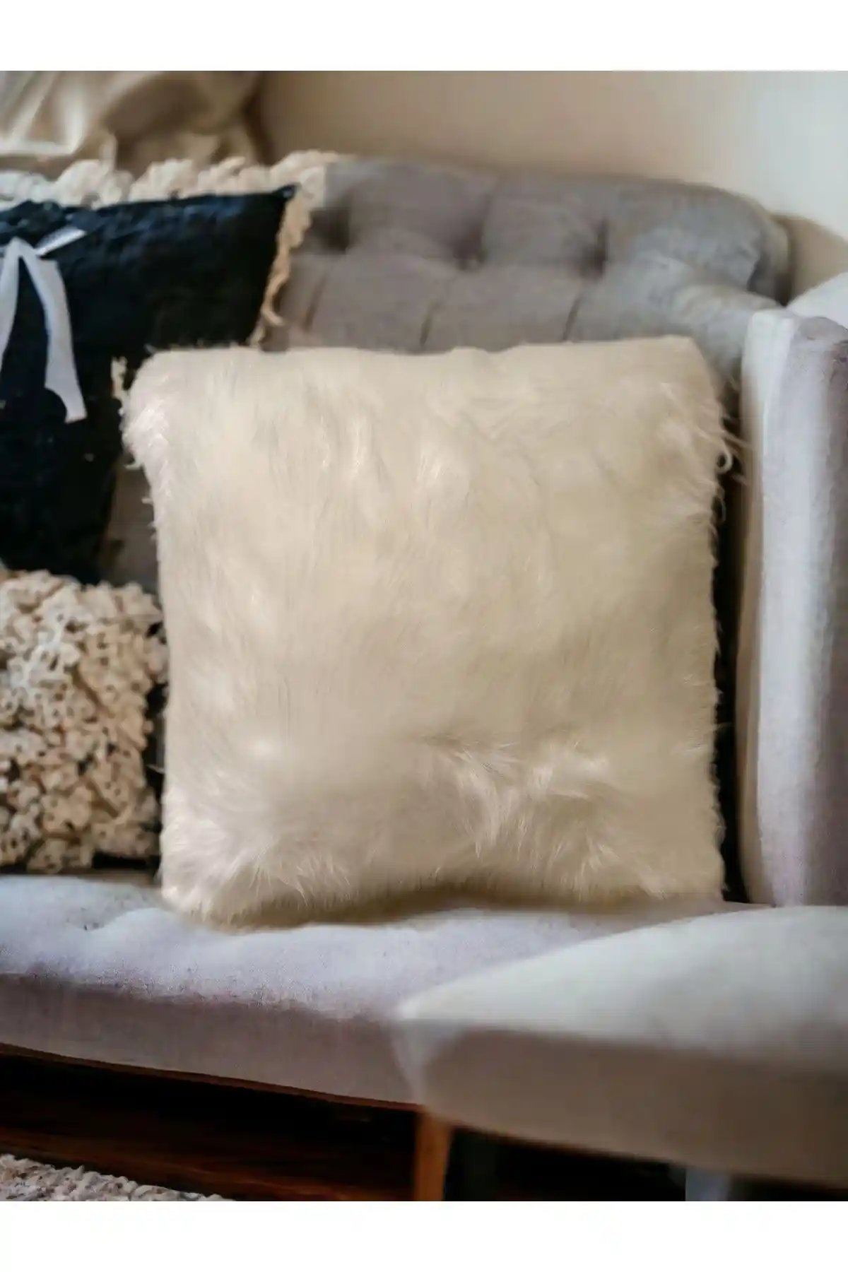 Tüylü Kırlent Kılıfı ile Dekorasyonda Şıklık ve Konforu Bir Arada Sağlama Yöntemleri